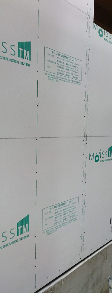 耐力壁として取り付けられた白い板がモイス