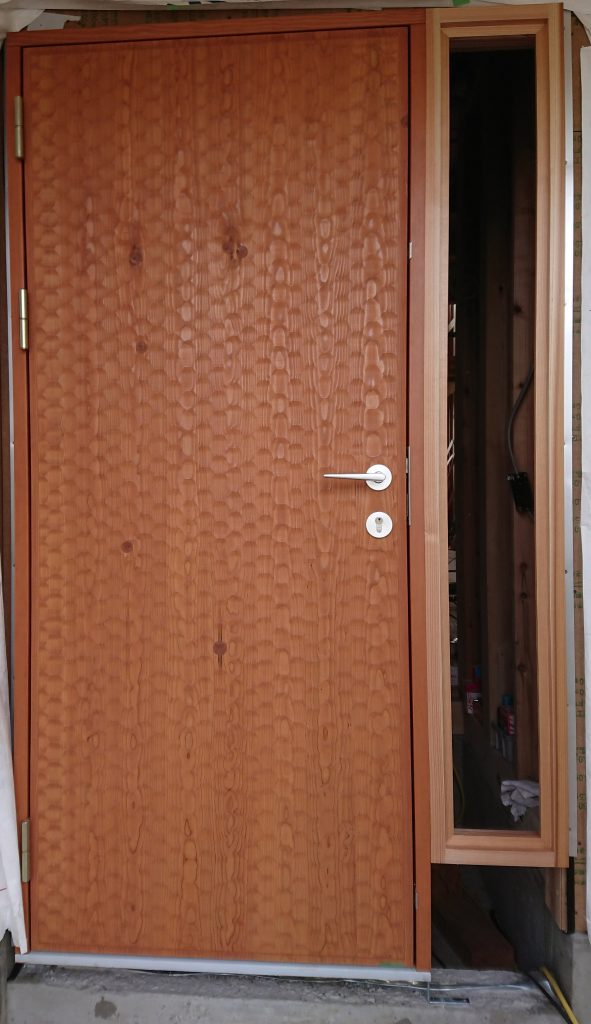 木製無垢玄関ドア　Ｎドア　ナグリ仕様